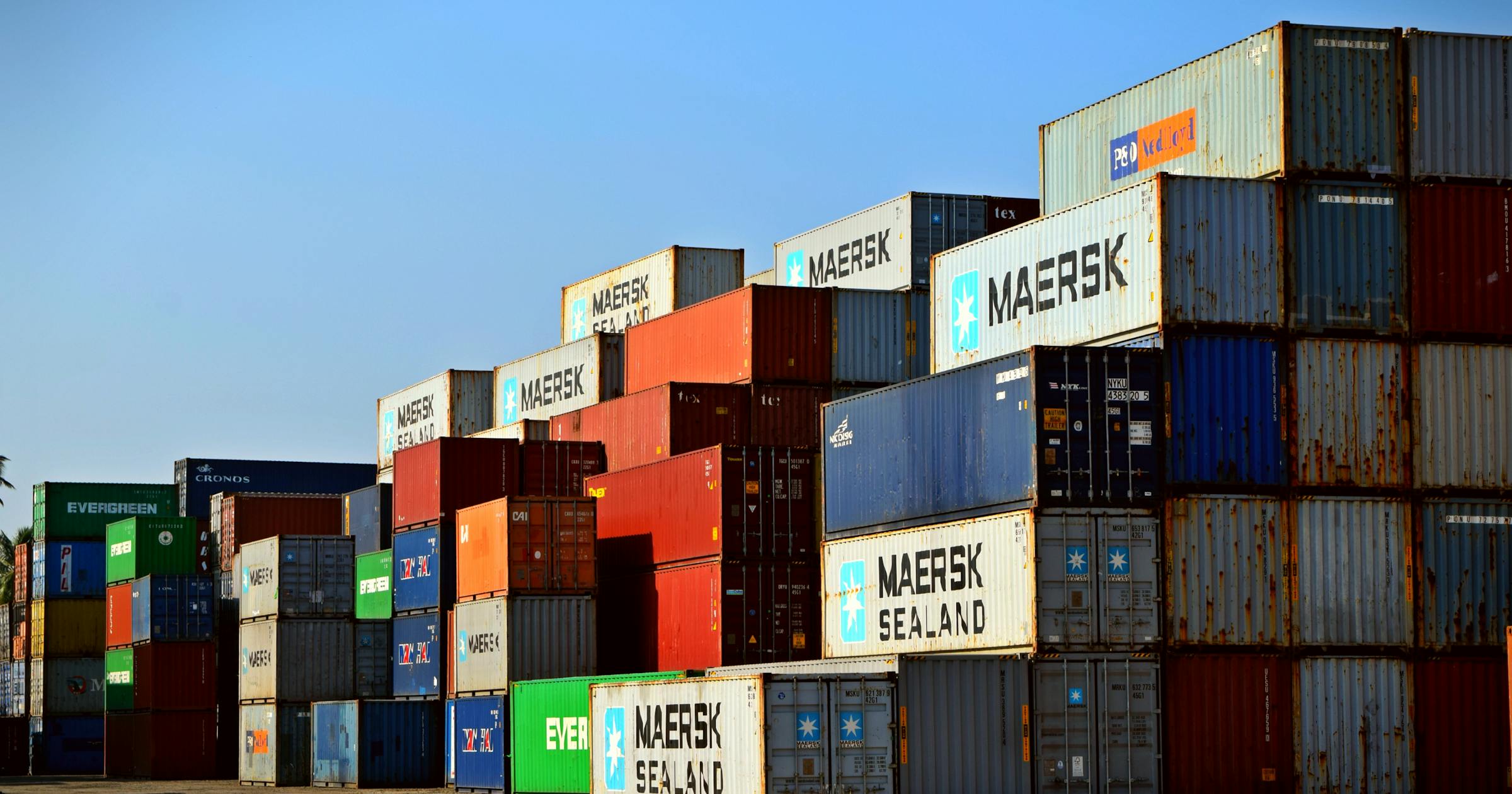 Conteneurs maritimes empilés dans un port